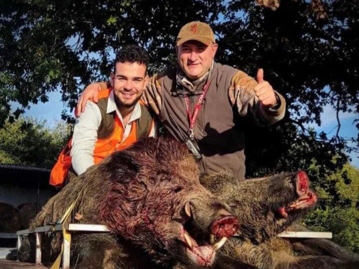Mateo González, cazador de 19 años, y su tío, Senén Ramos, el día que cazó un vakamulo de 147 kilos.
