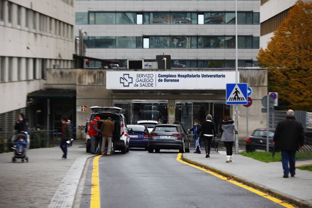 Pacientes en los accesos del Complexo Hospitalario Universitario de Ourense (CHUO).