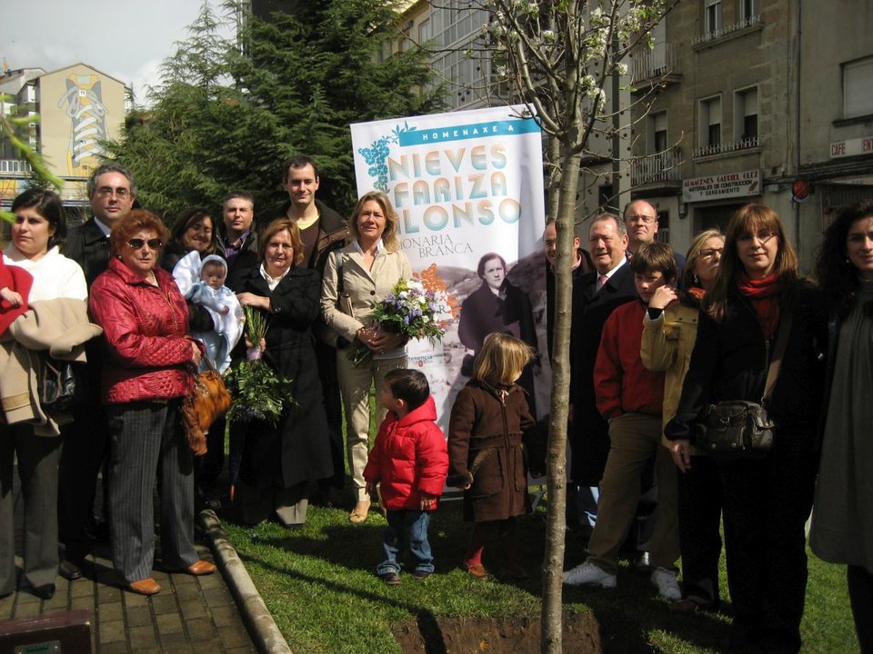 En 2008 quixeron poñerlle o nome de Nieves Fariza a un xardín da cidade, pero lle fora asignado o de Antón Tovar.