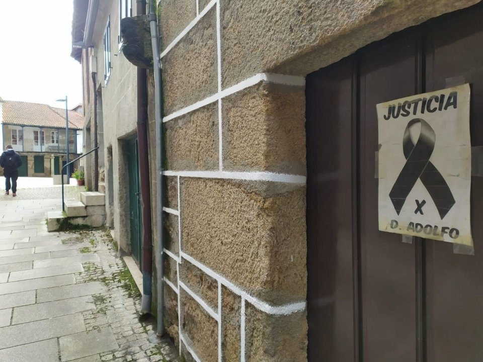 Por la localidad aún se pueden ver carteles en los que se pide justicia para el sacerdote. (L. FERNÁNDEZ)