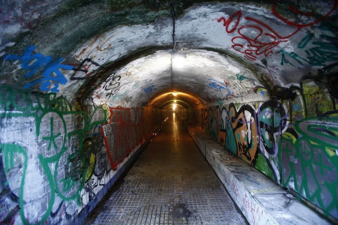 El túnel bajo la estación intermodal de Ourense, en el que se cobijan de forma provisional algunos sintecho.