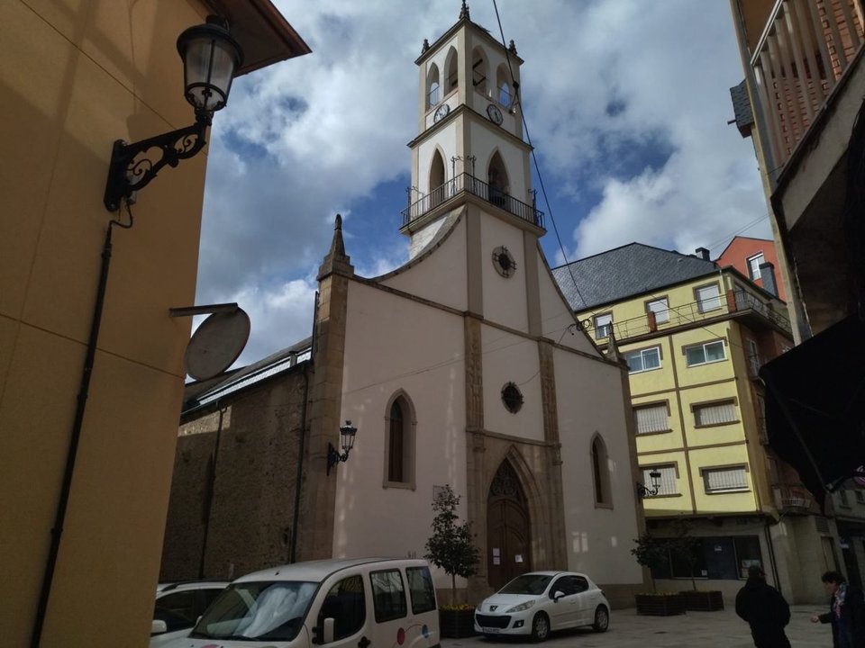 Iglesia de San Mauro, en O Barco, en donde oficiaba misa la víctima. (J.C.)