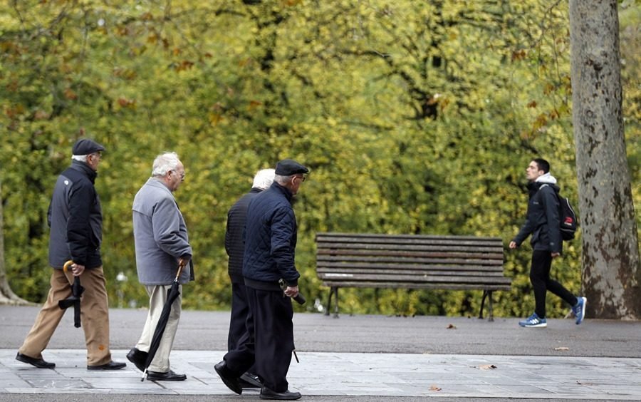Pensionistas y jubilados en un parque (EFE).