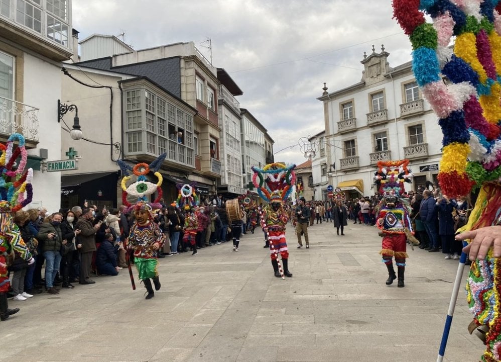 Desfile de máscaras por las calles de Viana do Bolo.