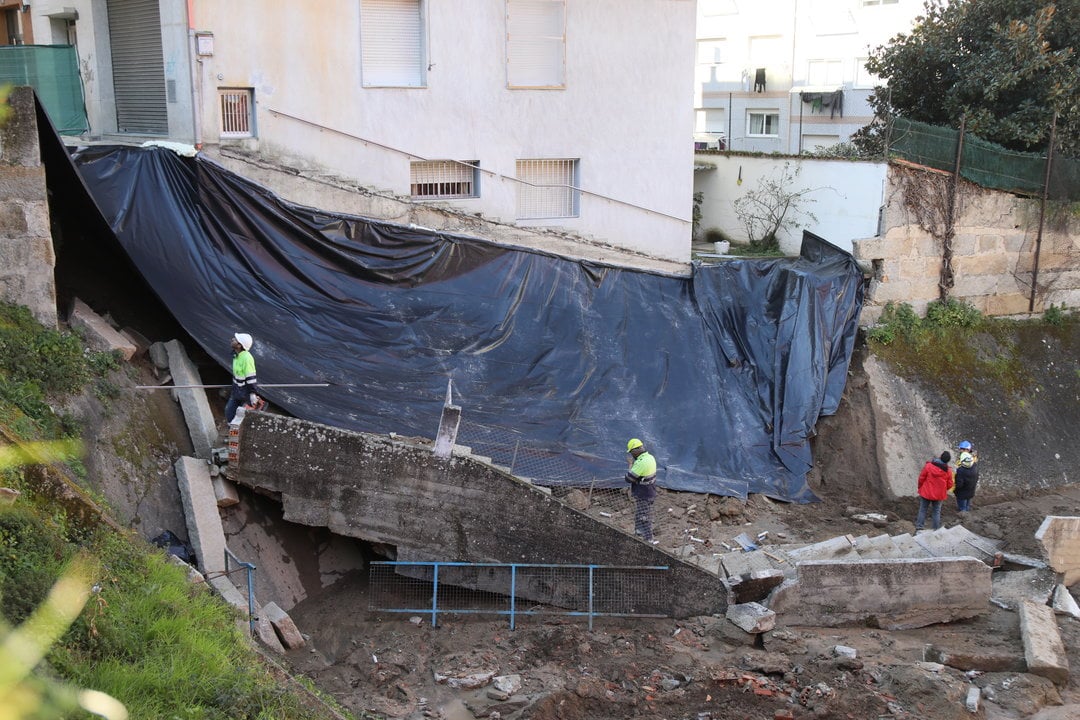 Tareas de supervisión y movimiento de escombros provisional en la zona afestada por el derrumbre del muro del Colegio Cisneros. José Paz