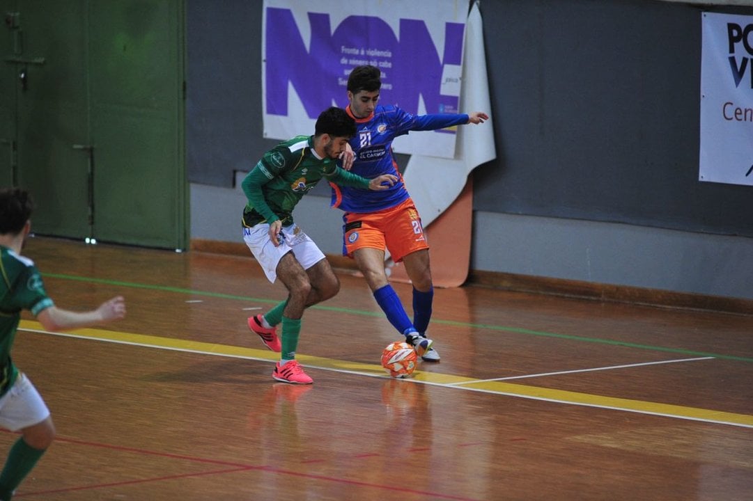 Iago, del Sala Ourense, conduce la pelota ante un rival del Albensec(Foto: José Paz),