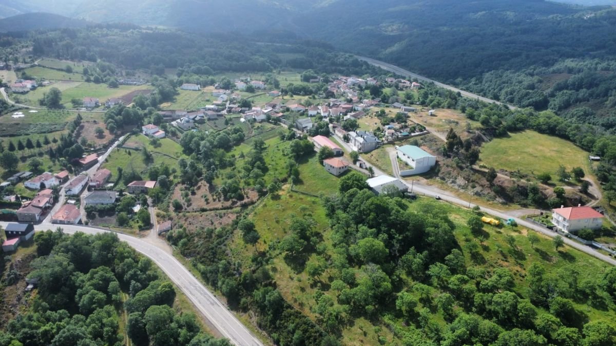 Panorámica de la aldea de O Navallo en el concello de Riós.