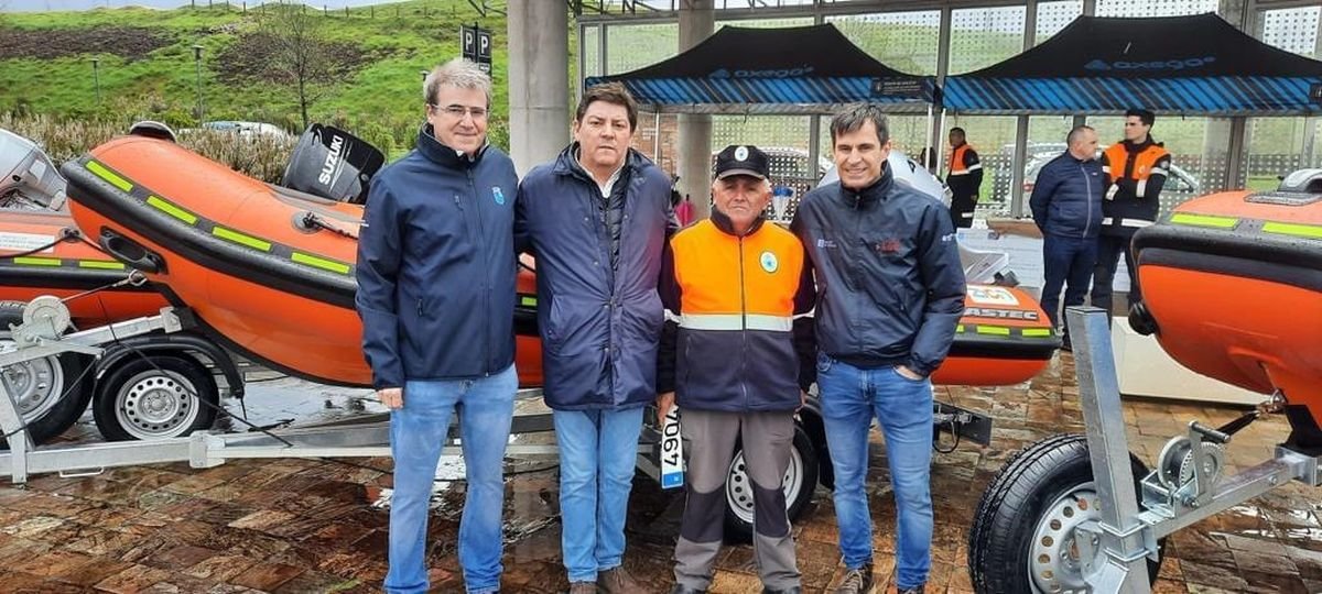 El alcalde de Viana con miembros de Protección Civil ante la lancha.