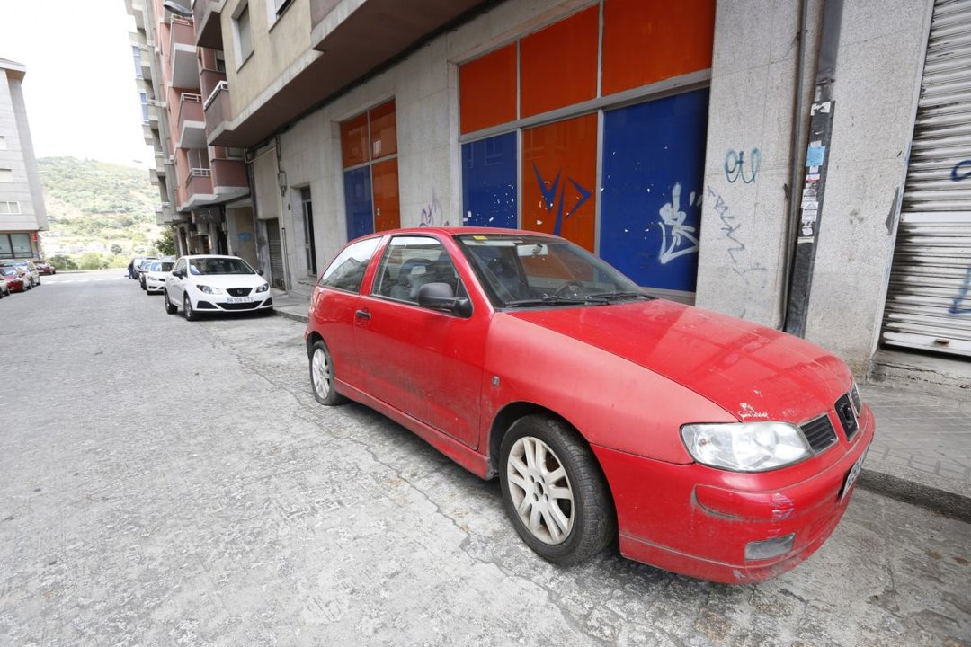 Un coche abandonado en Ourense.