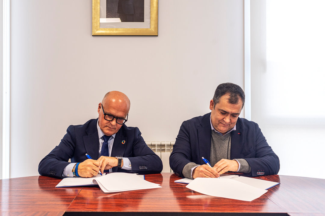 Manuel Baltar (Presidente da Deputación Ourense) asina un convenio de colaboración co concello de Monterrei, representado polo seu alcalde, José Luis Suárez Martínez para o mentmento anual do castelo-fortaleza de Monterrei.