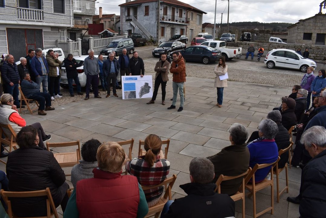 Reunión en Trasmiras con los vecinos beneficiados de la nueva zona de concentración.