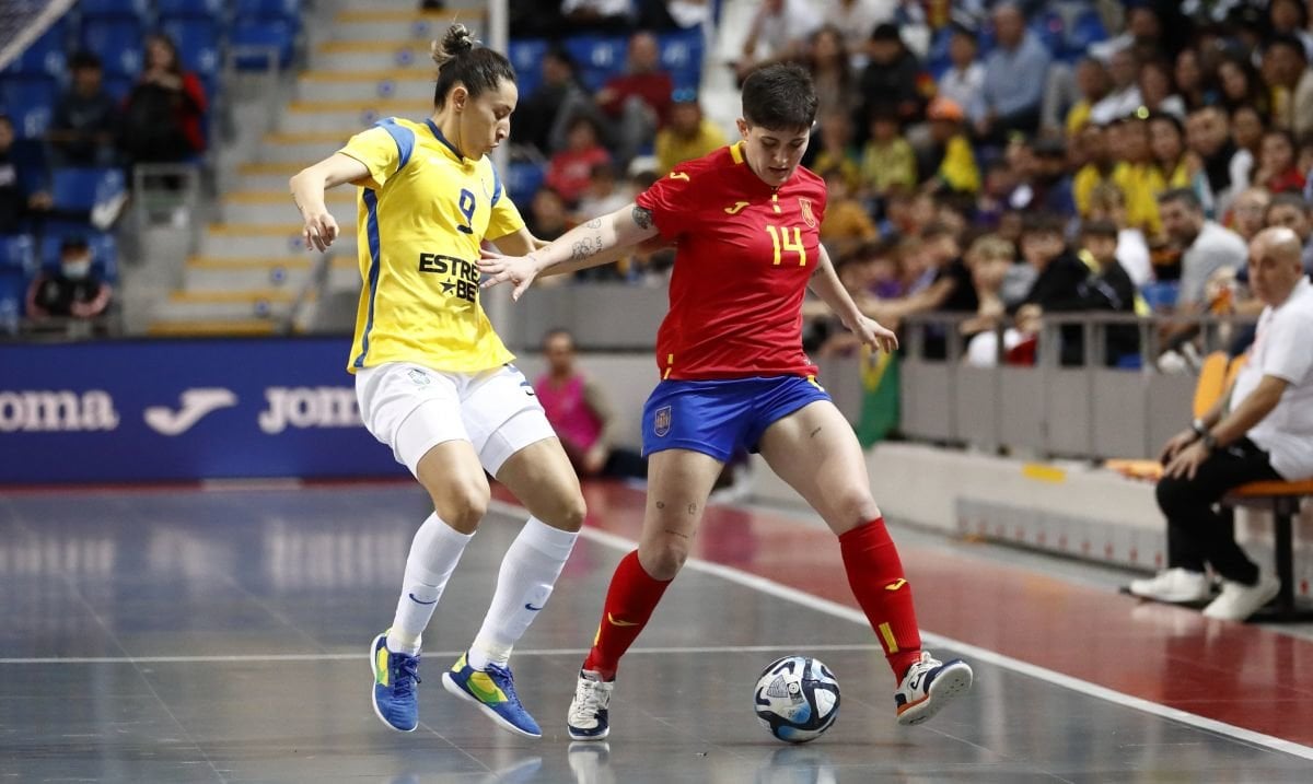 La ourensana Antía Pérez protege la pelota en uno de los amistosos de preparación ante Brasil.