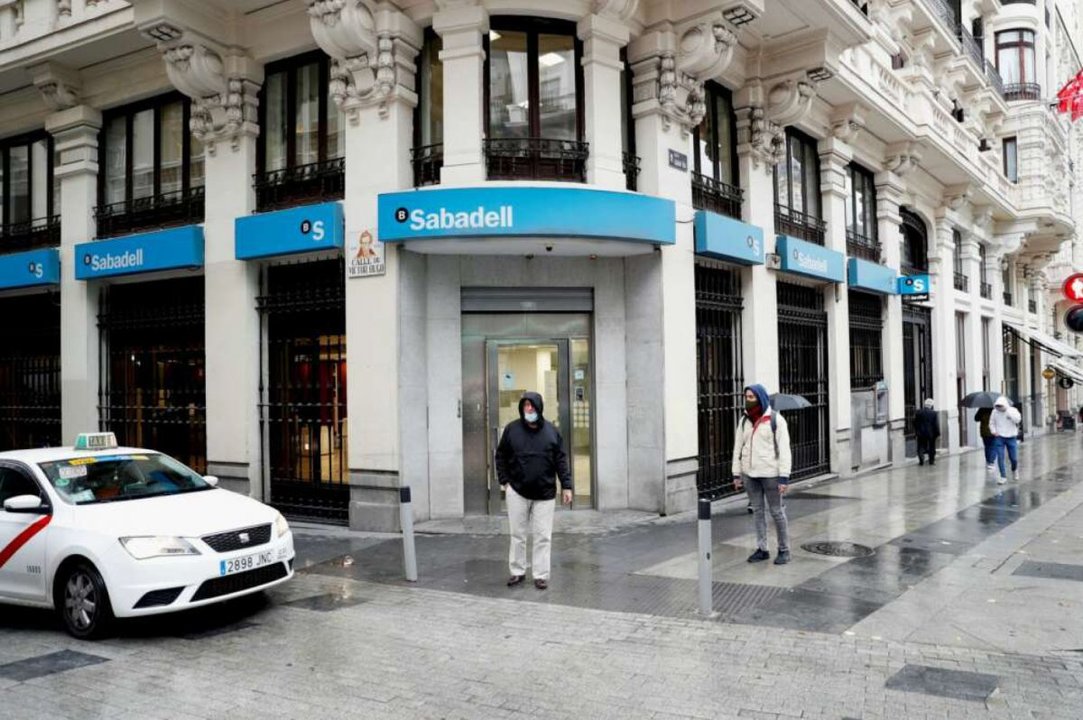 El Banco Sabadell fue de los que más tardaron en recuperarse de la crisis de la pandemia y de los que más cayeron estos días.