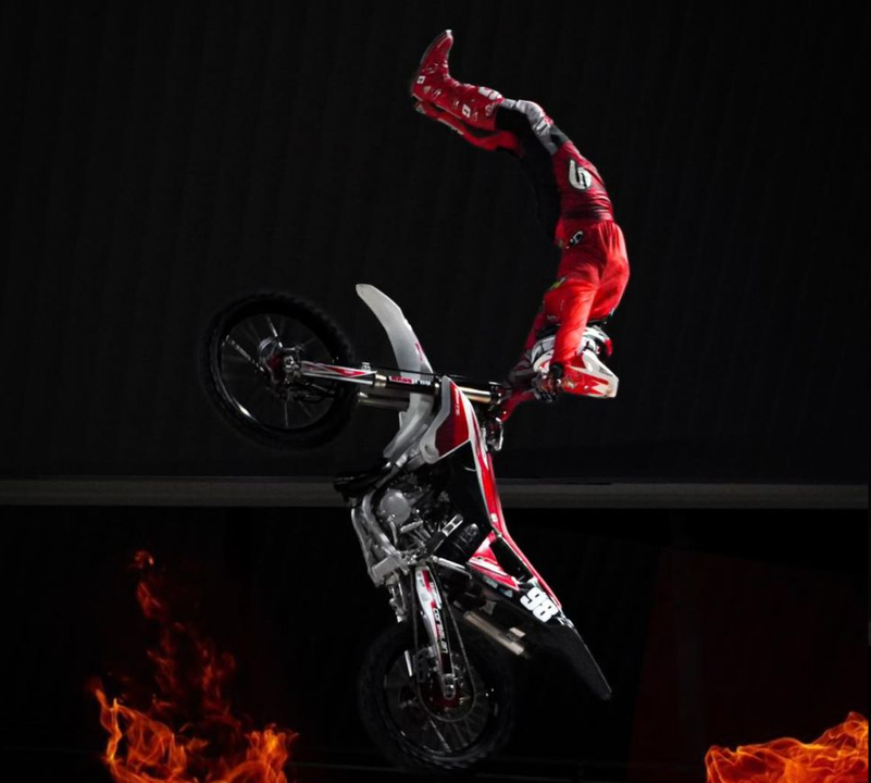 Un rider realiza una acrobacia durante una jornada del Freestyle World Tour del año 2023.