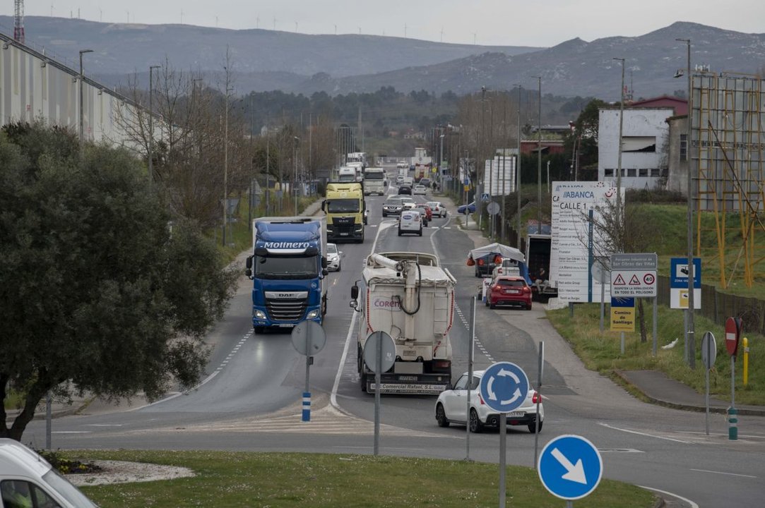 Camiones transitando por el polígono industrial de San Cibrao.