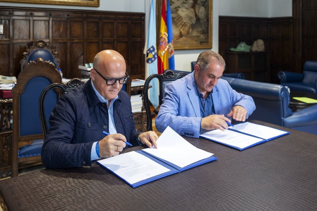 Manuel Baltar, presidente de la Diputación, y Amable Fernández, alcalde de Manzaneda, en la firma.