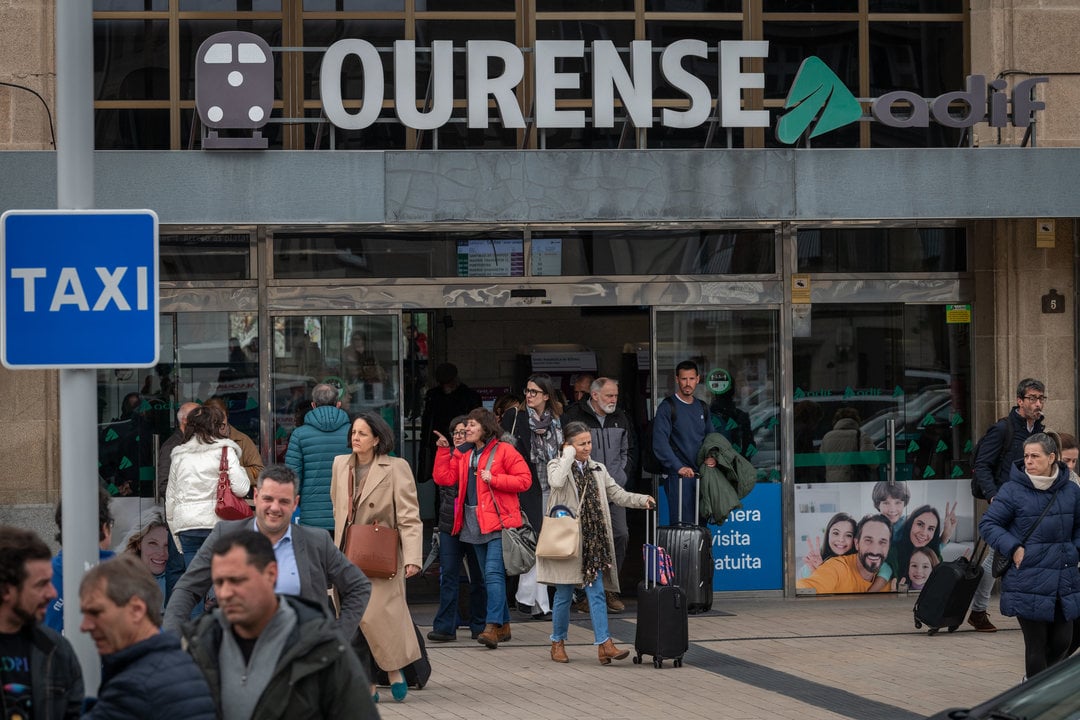 Pasajeros en la estación de tren de Ourense este pasado viernes. (ÓSCAR PINAL)