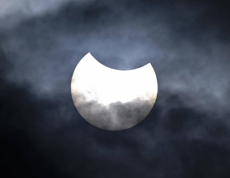 Eclipse solar parcial visto en el centro de Estocolmo (Suecia). (JONAS EKSTRÖMER)