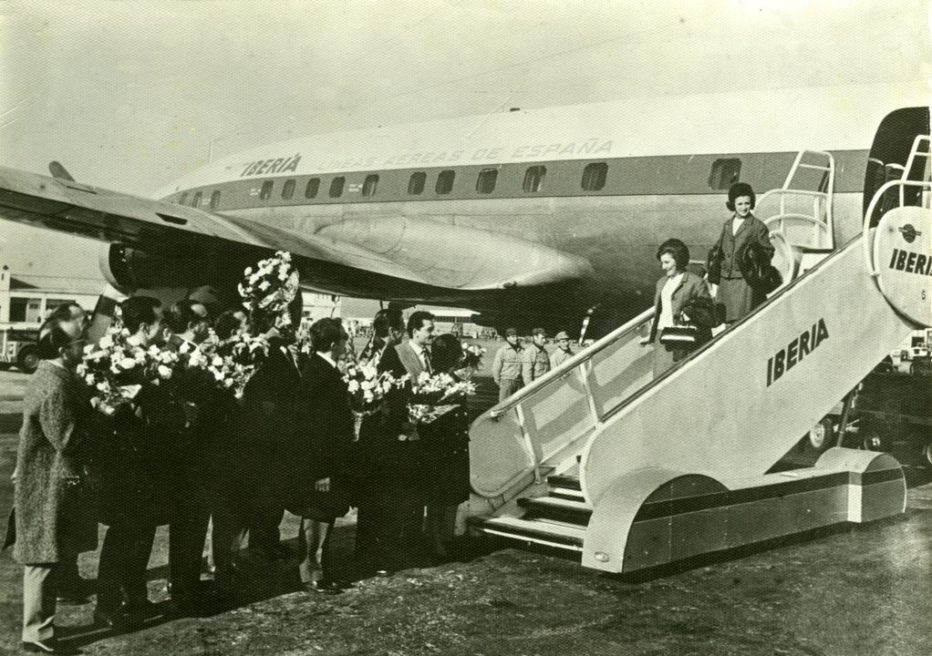 Genita Meleiro, acompañada de Marité Román, descendendo do avión no aeroporto do Prat coma unha raíña.