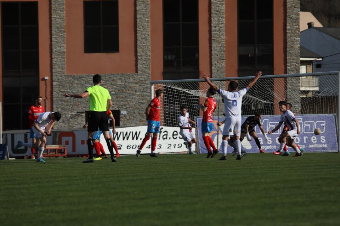 Momento exacto en el que el balón toca la red tras el disparo de Manu Núñez, de la UD Ourense.