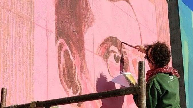 Raquel Germade pintando o mural.