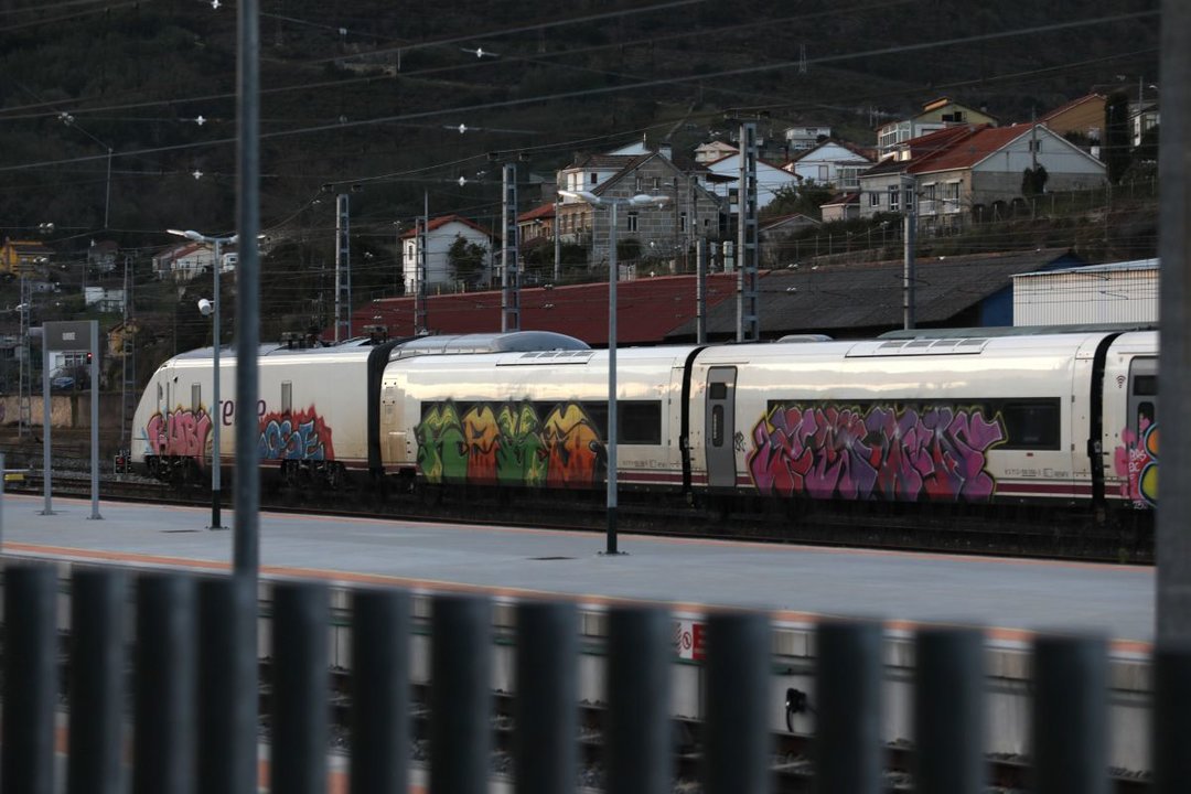 Un tren AVRIL en pruebas llegó ayer a Ourense totalmente grafiteado.