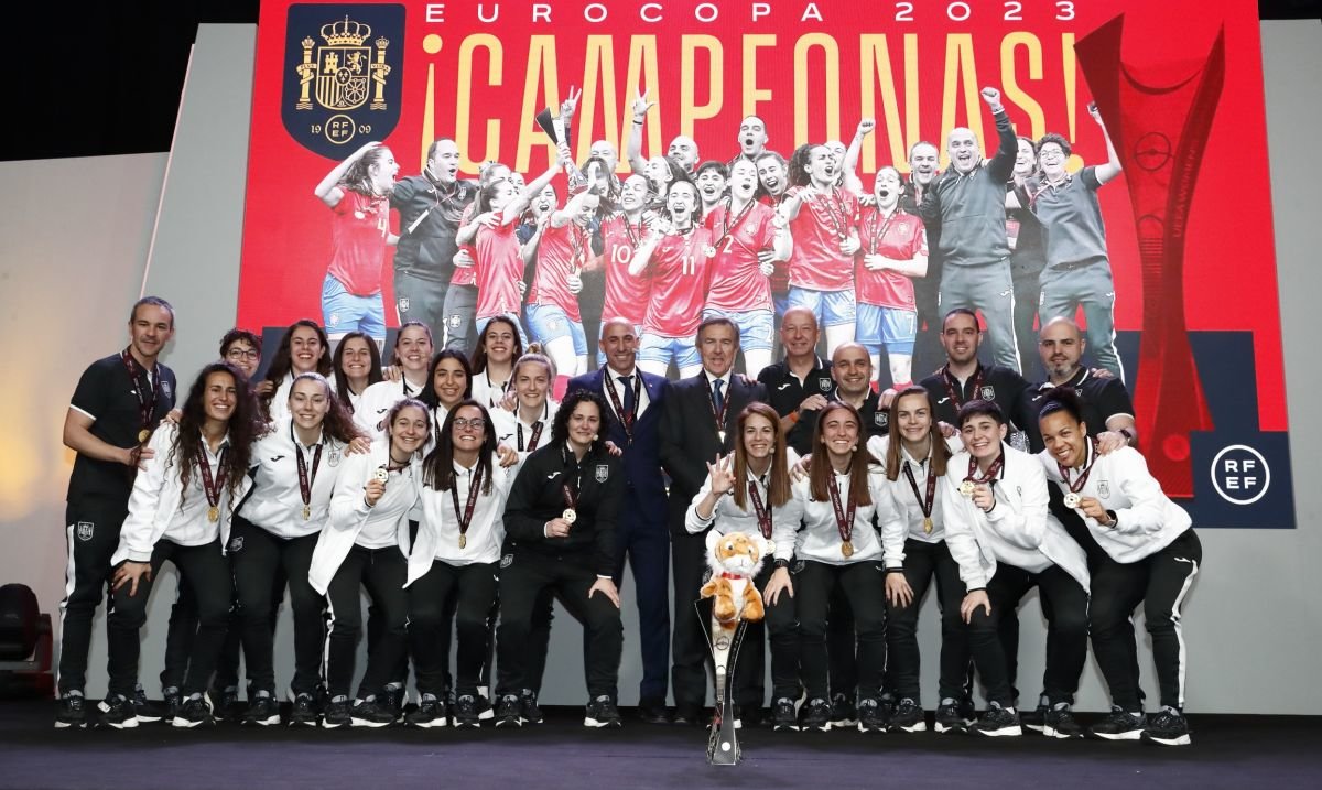 Homenaje a la selección española, tricampeona de Europa