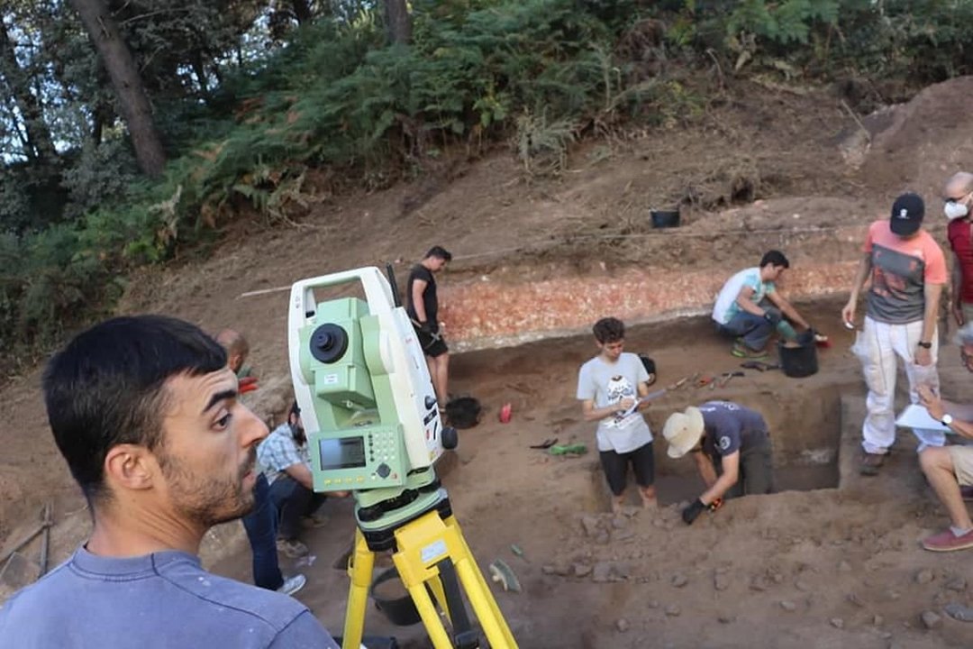 Trabajos de excavación realizados en el yacimiento arqueológico de As Gándaras de Budiño, el más antiguo con población en Galicia.