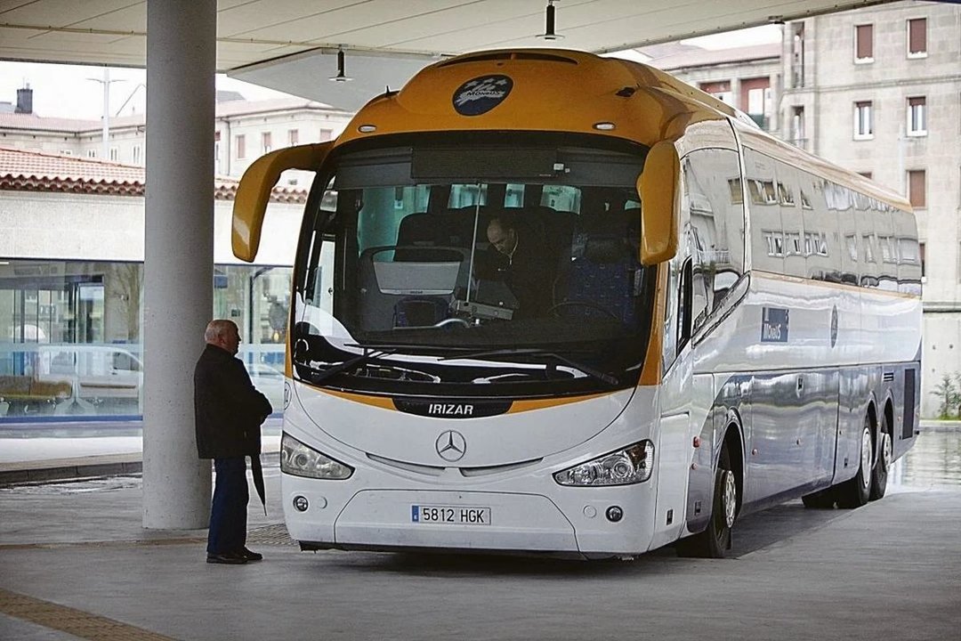 Un autobús de una de las empresas señaladas, en una estación ourensana.