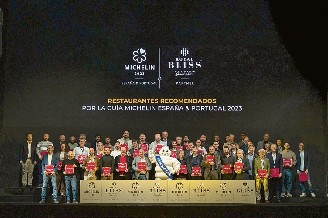 Los 54 restaurantes gallegos durante la entrega de placas de Royal Bliss, ayer en la Sala Pelícano de A Coruña.