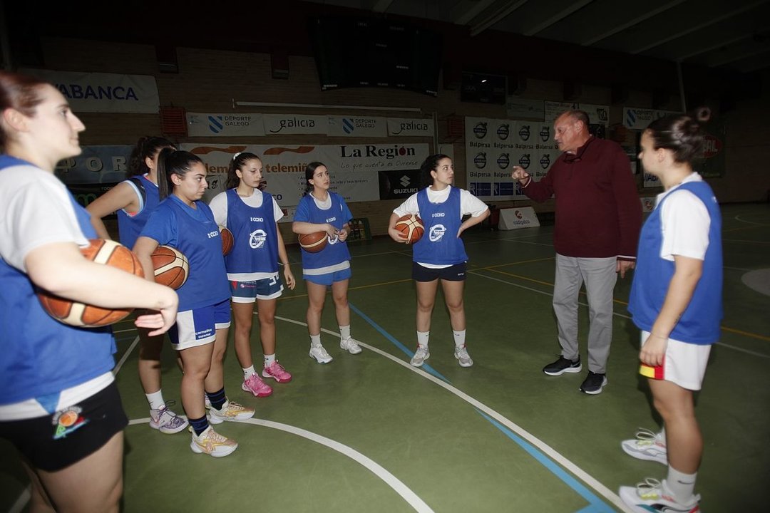 Ángel Navarro charla con sus jugadoras durante un entrenamiento del Codigalco Carmelitas.