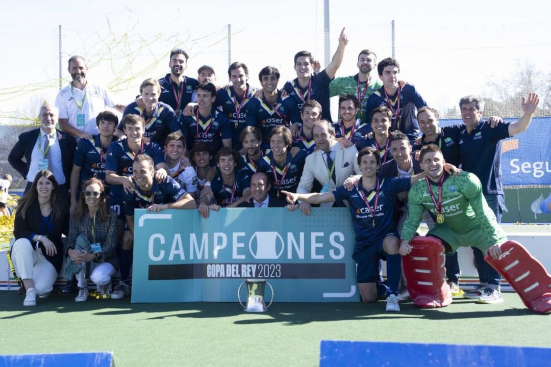 Los jugadores y el cuerpo técnico del Club de Campo celebran el título.