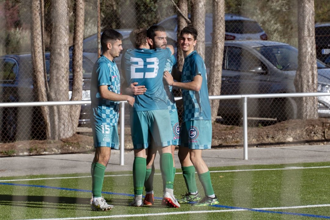 Luis, Mario Pato celebran el 3-0 marcado por Adrián Rodríguez abrazado por Carlos. MARTIÑO PINAL