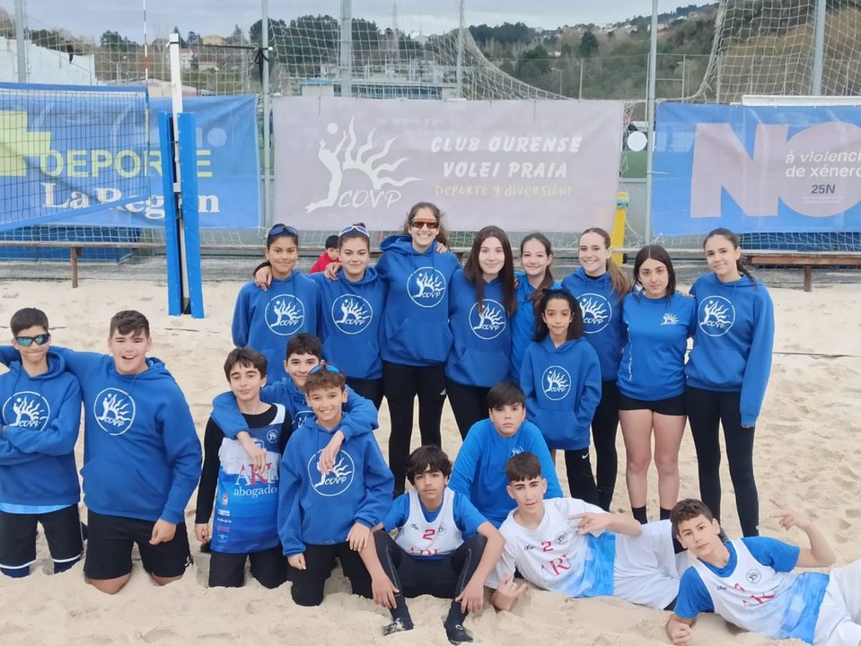 Foto de familia de los representantes del Ourense Volei Praia que tomaron parte en la competición autonómica sub-19.