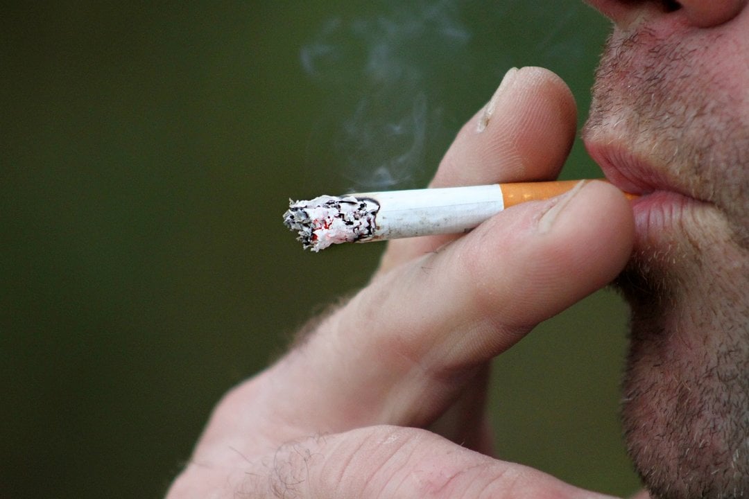 Hombre fumando. Pixabay