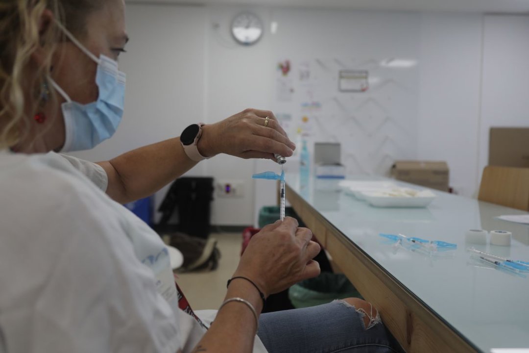 Una enfermera manipula una vacuna contra el covid-19.