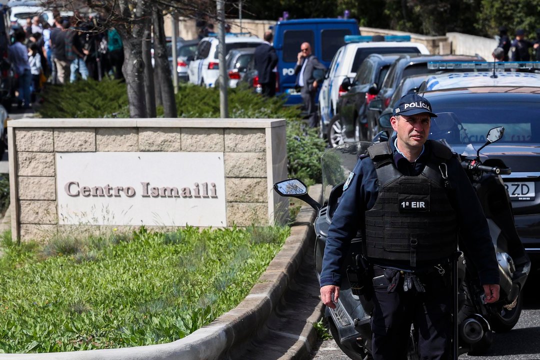 Agentes en el lugar del ataque al centro islámico de Lisboa (EFE)