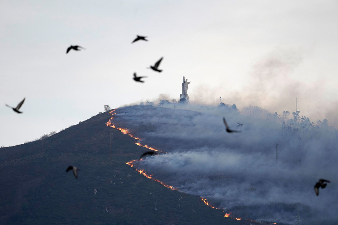 Incendio en El Naranco. (FOTO:EFE).