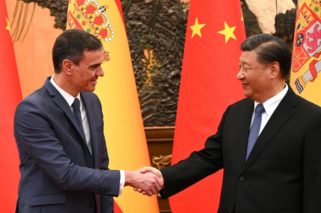 Pedro Sánchez saluda a Xi Jinping en su visita institucional a China. (FOTO: EFE).
