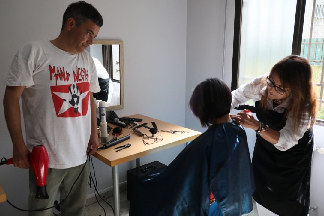 Los peluqueros Iker y Conchi atienden cada jueves a usuarios del comedor social de Cáritas de forma solidaria.