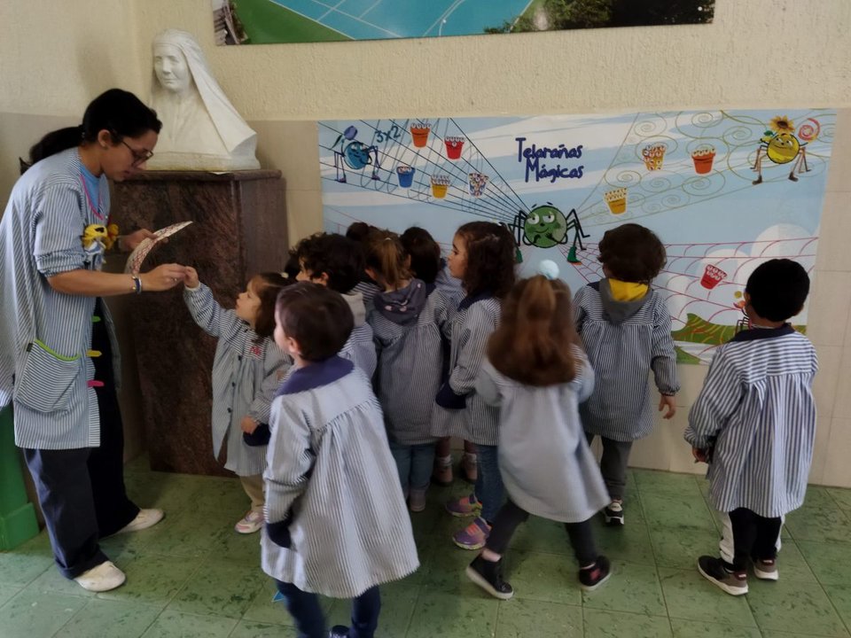 Los menores de Infantil registran sus caminos a pie en el mural “Telarañas máxicas”.