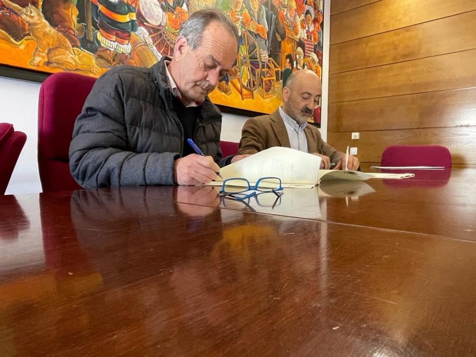 Francisco Fumega e José Antonio Quiroga asinando o convenio.
