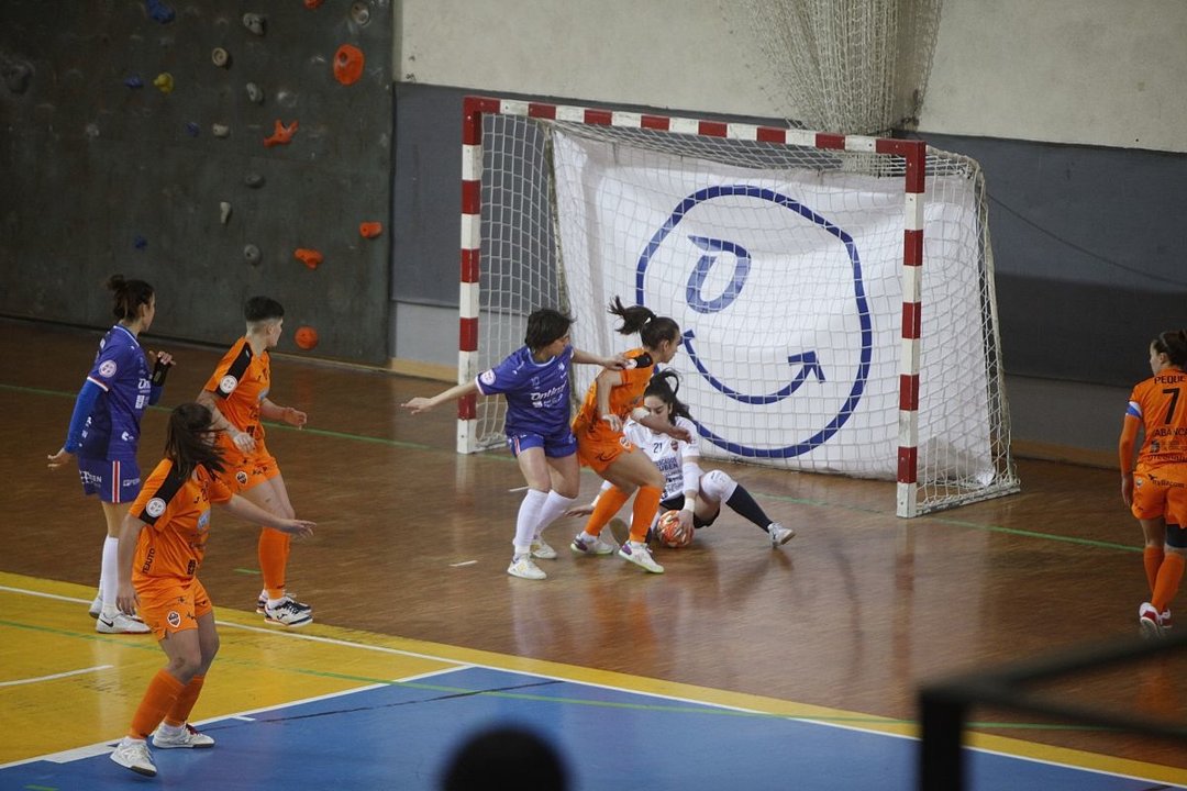 La capitana del Envialia, Marta Figueiredo, intenta presionar a una rival.