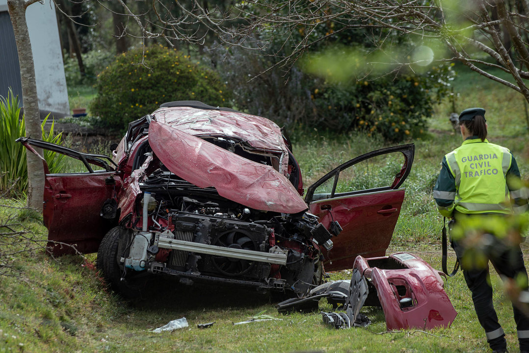 Restos del coche en el que cuatro jóvenes perdieron la vida en Xove (FOTO:EFE).