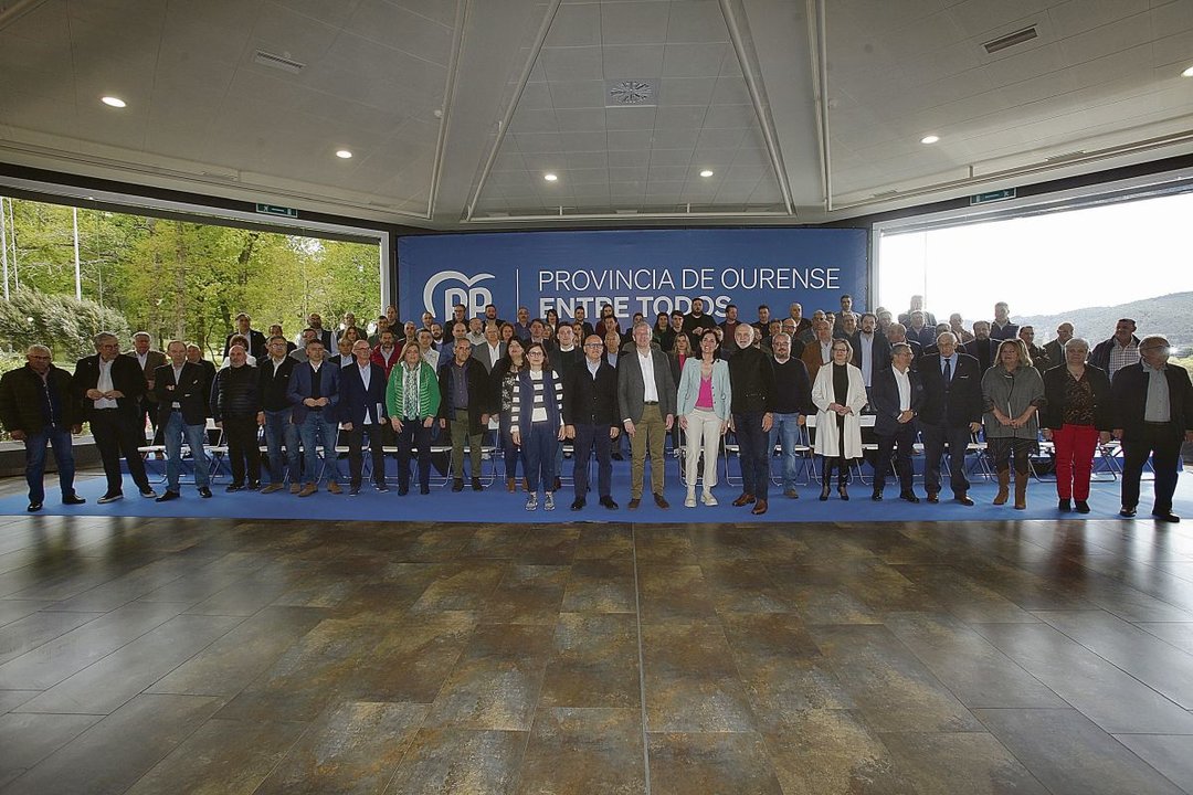Imagen de los candidatos del PP en la provincia de Ourense, con Baltar, Rueda, Prado y Cabezas en primera línea. MIGUEL ÁNGEL