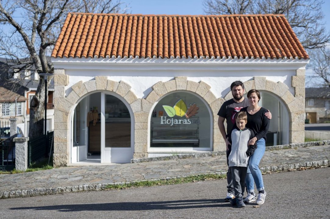 Ítalo Barassi, María José Fernández y su hijo Lorenzo tras el escaparate de Hojarasca recién abierto. MARTIÑO PINAL