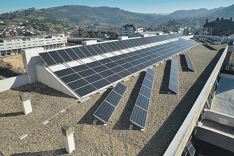 Placas solares instaladas sobre el Edificio Politécnico del Campus de Ourense. ÓSCAR PINAL