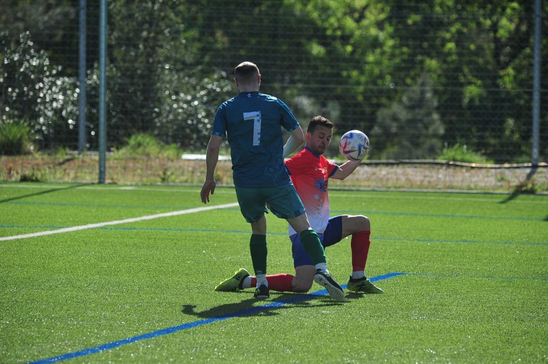 Marcos Pascual, jugador del Melias, intenta superar la presencia del lateral del Vilariño, Poli. JOSÉ PAZ