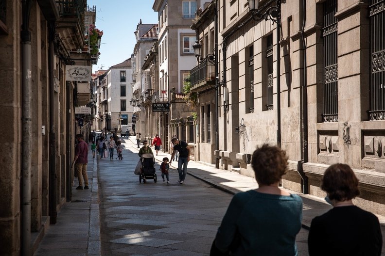 OURENSE (RÚA SANTO DOMINGO). 18/05/2020. OURENSE. Os negocios de Ourense retoman a súa actividade tras máis de dous meses de parón por mor do COVID-19. FOTO: ÓSCAR PINAL
