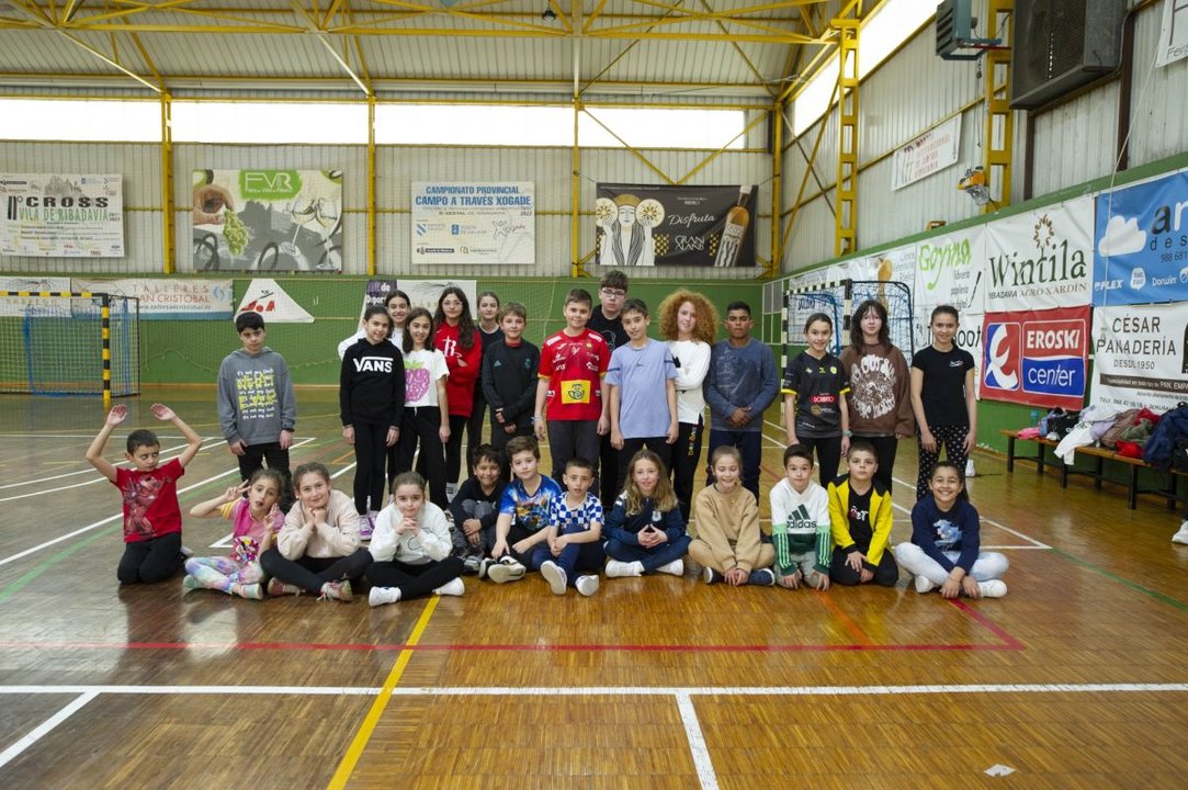El CEIP de Ribadavia ejerció como anfitrión en el polideportivo de O Consello con un buen número de sus escolares.